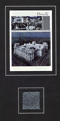 Christo und Jeanne-Claude, Multiple, handsigniert, mit orig. Stoffstück aus dem Projekt, gerahmt, unter Glas, PP., Rahmen, gesamt: 43 x 32.5 cm