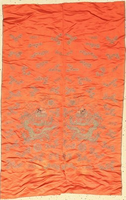 Chinesische Stickerei, China, Drachen Motiv, um 1910, reine Naturseide, ca. 104 x 65cm, Metallstickerei, EHZ: 3 (Altersspuren)
