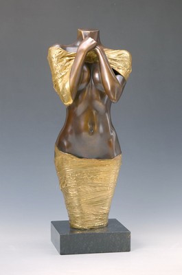 Willi Kissmer, 1951-2018, Bronzeskulptur, stehender Halbakt auf Sockel, teilweise vergoldet, sign., num. 5/49 cm, H. ca. 53,5 cm, B.17 cm