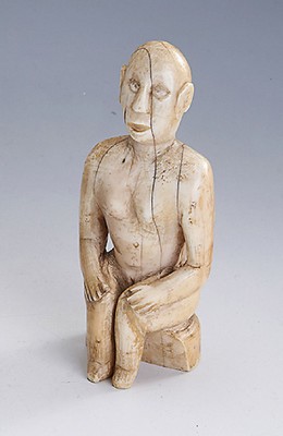 Skulptur Elfenbein, Polynesien um 1890, Darstellung eines sitzenden Ahnen in stiltyp. Haltung, H. ca. 15.5 cm, Versand nur innerhalbder EU