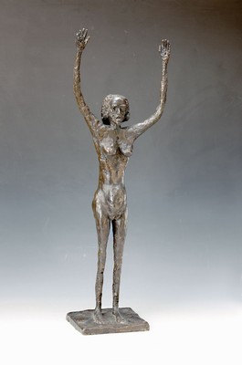 Bronzeskulptur, unbekannter Künstler, wohl 70er Jahre, stehender weiblicher Akt mit nach oben gestreckten Armen, unsigniert, mit Stigmatisierung an ...
