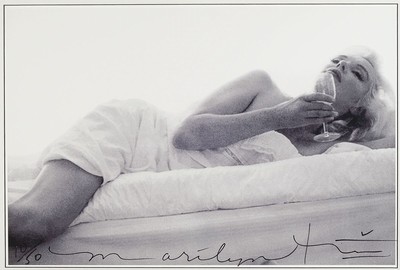 Bert Stern, 1929 - 2013, Farbfotografie, Drucktechnik: Irisprint auf dickem, matten Fotopapier, Titel: "Marilyn on bed", handsigniert, num. ...