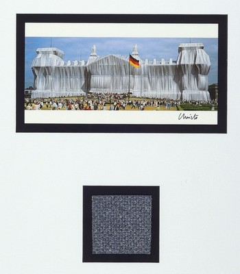 Christo, 1935-1920, "Wrapped Reichstag", Multiple, handsigniert, mit großem original Stoffstück aus dem Projekt, aus 1995, 64 x 48.2 cm, ...