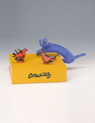 Corneille, 1922 - 2010, Skulptur/ Tire Bouchon/Korkenzieher-Set, Holzkästchen, zwei Flaschenverschlüsse in Vogelform und ein Korkenzieher in ...