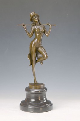 Bronzeskulptur nach Affortunato Gory, Art-Deco-Tänzerin mit Zylinder und Stock, Metallsockel, Gesamth. ca. 37cm