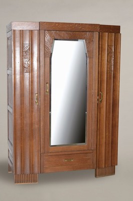 Kleiderschrank, Art-Deco, Frankreich, 30er Jahre, Eiche, Türen mit abstr. geom. Dekor beschnitzt, kannelierte Füße, facettiertes Spiegelglas, ...