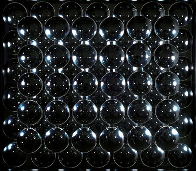 Umkreis Adolf Luther, 1912-1990, ohne Titel, Spiegelobjekt, kreisrunde Spiegel in schwarz lackiertem Rahmen über einander arrangiert, unter Glas, ...