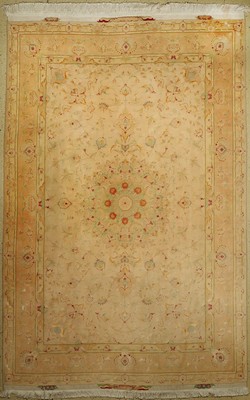 Täbriz fein, Persien, ca. 40 Jahre, Korkwolle mit Seide, ca. 310 x 200 cm, Reinigungsbedürftig, EHZ: 2