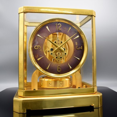 LeCoultre Atmos III vergoldete Pendule Perpetuelle, Schweiz um 1960, 5-seitig verglastes Geh., Glasdom abnehmbar, Sicherungshebel im Sockel, vers. ...