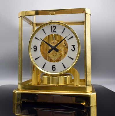 LeCoultre Atmos VIII vergoldete Pendule Perpetuelle, Schweiz um 1970, 5-seitig verglastes Geh., Drucktüre vorn zu öffnen, Sicherungshebel im ...