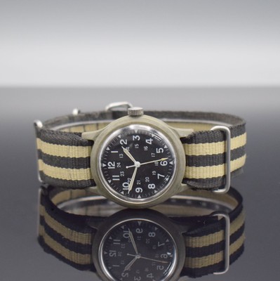 BENRUS Militär-Armbanduhr der USA, USA / Schweiz 1969, einschaliges Kunststoffgeh. Versorgungsnummer 6645-952-3767, schwarzes Zifferbl., weiße ...
