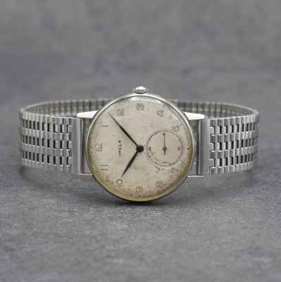 OMEGA Herrenarmbanduhr in Stahl Ref. 2318/8, Schweiz um 1946, Handaufzug, 3-teil. Geh., Boden & Glasrand aufgedr., NSA-Stahlband, silb. Zifferbl. m. ...