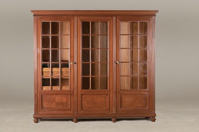 Großer Bibliotheksschrank/Bücherschrank/ Vitrinenschrank, um 1900, dreitürig, Mahagoni furniert, voll versprosst, Türen mit einzeln gefassten ...