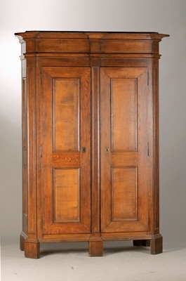 Grosser Kleiderschrank, südwestdeutsch, um 1860, Eiche massiv, auf Rahmen gearbeitet, abgeschrägte Lisenen, 8 Kassetten, orig. Schlösser und ein ...