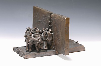 Krystyna Nowakowska, geb. 1953, Bronzefigur, "Berliner Mauer, viele Personen drücken und drängen sich von einer Seite durch einen Spalt auf ...