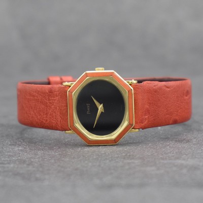 PIAGET Designer Damenarmbanduhr in GG 750/000 Referenz 93431, Handaufzug, Schweiz um 1976, Boden 4-fach verschr., Lün. mit Koralle intarsiert, ...