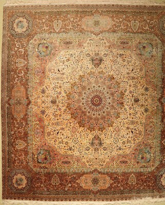 Täbriz fein (60 raj), Persien, ca. 50 Jahre, Korkwolle mit und auf Seide, ca. 417 x 397 cm, ca. 650.000 Kn/qm, EHZ: 2