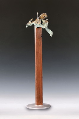 Otto Scholtes, geb. 1937 Köln, zeitgen. Künstler in Wesseling, Skulptur, Treibholz bronzefarben gefaßt, ca. 35x30x25cm, mit Ständer