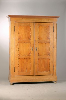 Kleiderschrank, Spätbiedermeier, deutsch, um 1845/55, Kirschholz massiv, Inlets z.T. Kirschbaum furniert, z.T. doppelt gespiegelt verlegt, Füße ...