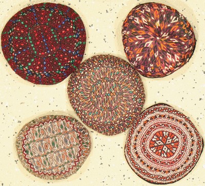 Konvolut aus 5 Mützen, Uzbekistan, um 1930/1940, Wolle und Seide auf Baumwolle, EHZ: 2