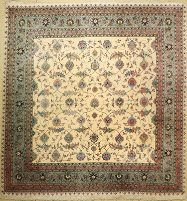 Täbriz fein(50 Raj), Persien, ca. 50 Jahre,Korkwolle mit und auf Seide, ca. 255 x 247 cm,Reinigungsbedürftig, EHZ: 2