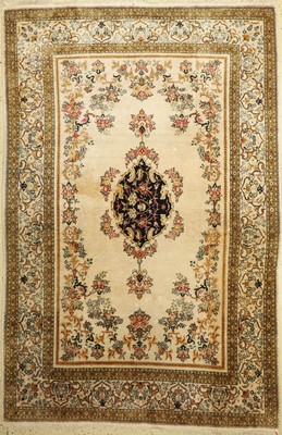 Ghom Seide alt, Persien, ca. 60 Jahre, reine Naturseide, ca. 220 x 147 cm, EHZ: 2-3