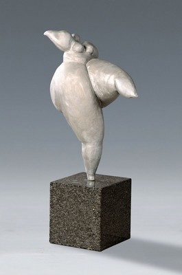 Zeitgenössischer Künstler, Skulptur eines weiblichen Aktes im Stil der Niki de St.Phalle, Aluminiumguß, unsigniert, H. ca. 44cm, Granitsockel, ...