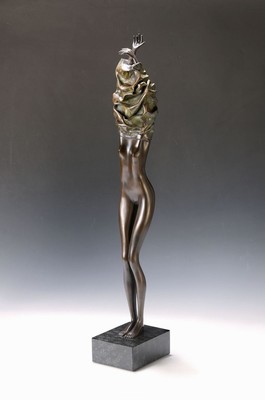 Bruno Bruni, geb. 1935 in Gradara, Bronzeskulptur, "Donna CHE Si VESTE", sign., num. 376/450, Venturi Arte Gießerstempel, H. ca. 77 cm, ...