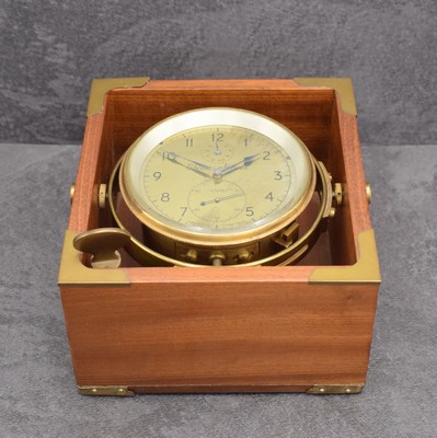 THOMAS MERCER Marinechronometer Nr. 27698, England um 1960, kardanisch aufgehängtes Messinggeh. in neutr. Holzkiste, Lünette verschr., ...