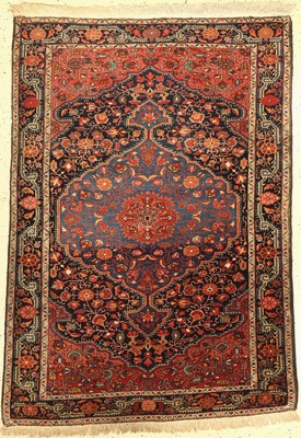 Farahan antik, Persien, um 1910, Wolle auf Baumwolle, ca. 160 x 113 cm, EHZ: 2, (eine Seite Fransen angesetzt).