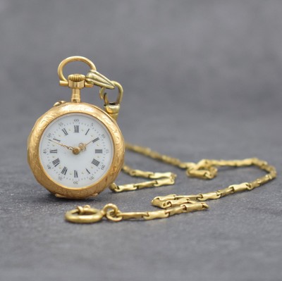 Kleine Damentaschenuhr in GG 750/000 an GG 585/000 Kette, Schweiz um 1900, aufw. grav. Geh., Goldcuv., Emailzifferbl. m. röm. Std. & arab. ...
