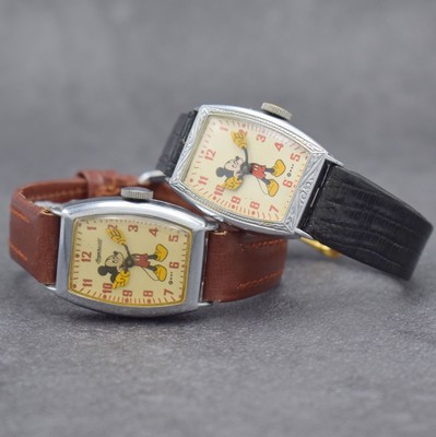 Mickey Mouse Set von 2 Armbanduhren der Walt Disney Productions, USA 1940er Jahre, Handaufzug, verchr. Metallgeh. ber., Boden aufgedr., ...
