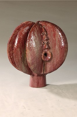 Eva Fritz-Lindner, 1933 Düsseldorf -2017 Karlsruhe, bekannte Karlsruher Bildhauerin, hier eine Großskulptur aus wohl um 1980, Gartenton, in roter ...