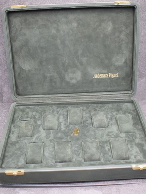 AUDEMARS PIQUET Vorlage-Etui für 9 Armbanduhren, mit grünem Leder bezogen, Deckel außen im Zentrum m. AP Prägung, 2 verg. Schlösser, innen mit ...
