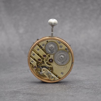 Taschenuhrwerk mit Chronometerhemmung & Vollkalender, Schweiz um 1900, Emailzifferbl. m. arab. Zahlen riss., gebl. Birnenzeiger, verg. Klobenwerk m. ...