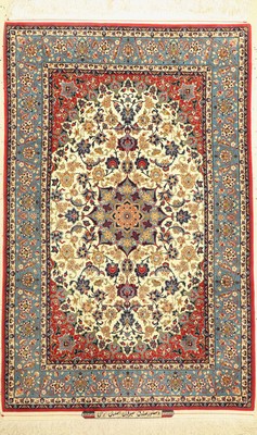 Feiner signierter Esfahan Seirafian alt, Zentralpersien, um 1950/1960, Korkwolle geknüpft auf Seide, dieser feine Esfahan ist im Auftrag von Sadegh ...