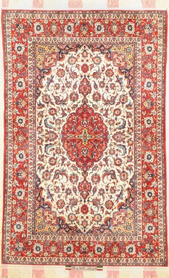 Feiner Signierter Esfahan (Khordazad), 14Kheft Zentralpersien, Korkwolle geknüpft auf Seide klassisches Medallionmuster auf hellem Grund, ca.225 x ...