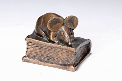Gernot Rumpf, geb. 1941 Kaiserslautern, Bronzeskulptur: Büchermaus/Maus auf Buch, Kunstguss Strehle Gießerstempel, monogrammiert, ca. 6 x 7.5 x 5 cm