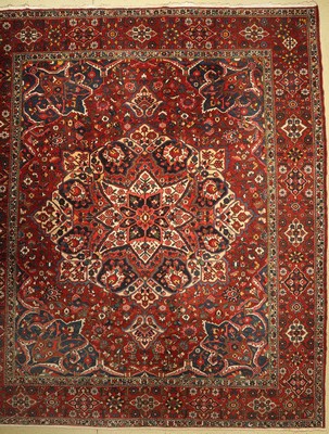 Bachtiar alt, Persien, um 1950, Wolle auf Baumwolle, ca. 450 x 388 cm, EHZ: 3, (leichterMottenfraß)