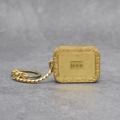 REUGE Miniatur-Spieluhr an Kette, Schweiz um 1960, klassische Melodie, verg. Gehäuse beids. guill. & floral graviert, Boden m. Datumsgravur, ...