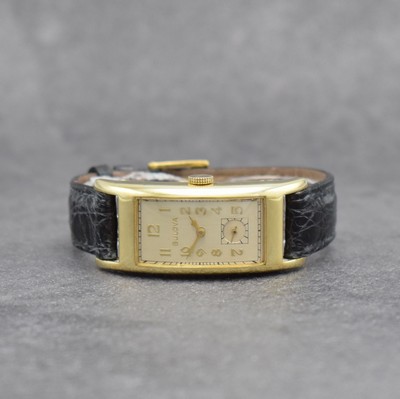 BULOVA "Curvex" rechteckige Armbanduhr, USA um 1940, Handaufzug, stark gebogenes gold- filled Geh., Boden aufgedr., orig. Krone, silb. ...