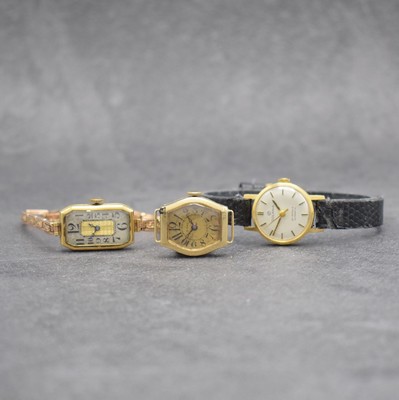 Konvolut: 3 Damenarmbanduhren in Gold, versch. Fertigungszeiten, 2 x Handaufzug, 1 x Automatik, 2 x GG 750/000, 1 x in GG 585/000, 1 x an RG 375/000 ...