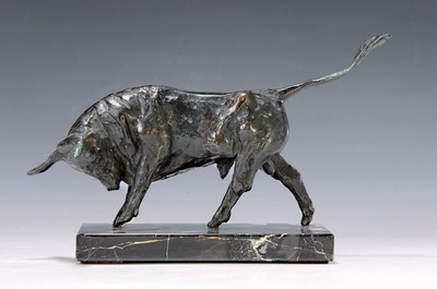 Kurt Arenz, 1934-2014, Bronzeskulptur, "Angreifender Stier", sign., num. 210/299, dat. 1986, ca. 16.5x27 cm mit Marmorsockel