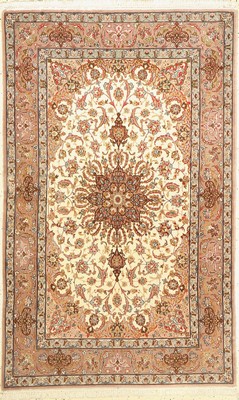 Esfahan fein, Persien, ca. 50 Jahre, Korkwolle mit und auf Seide, ca. 173 x 108 cm,EHZ: 2, (leichter Mottenfrass am Rand)