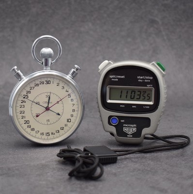 Konvolut: 2 Stoppuhren, 1) HEUER microsplit Einhandstoppuhr, Schweiz um 1975, mit digitaler Anzeige, orig. Etui & Gebrauchsanweisung anbei, EZ 2 2) ...