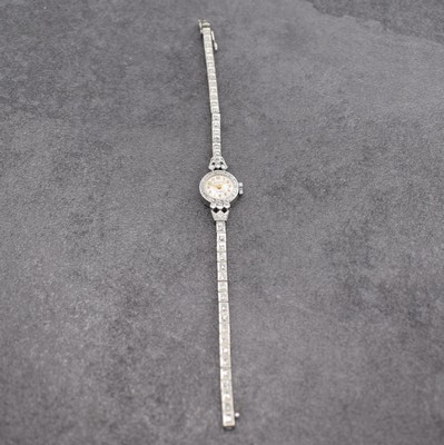ROYCE Diamantbesetzte Damenuhr in Platin, um 1945, Handaufzug, gedr. Geh. sowie orig. Platinband m. ca. 1,0 ct Diamanten bes., silb. Zifferbl. pat., ...