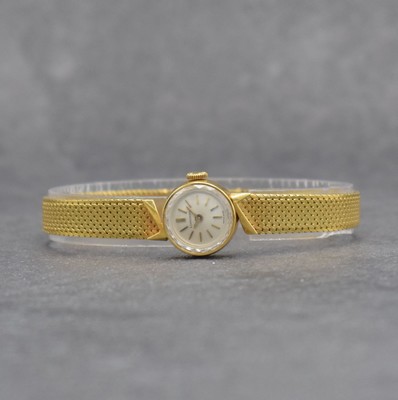 LONGINES Damengoldbanduhr in GG 750/000, Schweiz um 1965, Handaufzug, gedr. Geh., anges. Milanaiseband, orig. Krone, silb. Zifferbl., gold. Indizes & ...