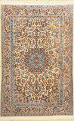 Esfahan fein,(Seidengrund), Persien, um 1950, Korkwolle mit und auf Seide, ca. 162 x 107 cm, EHZ: 2