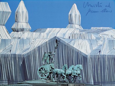 Christo und Jeanne-Claude, Wrapped Reichstag mit der Quadriga, Fotografie, Photo:Wolfgang Volz, von beiden Künstlern handsigniert, ca .40x30 cm