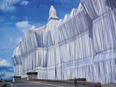 Christo und Jeanne-Claude, Der verhüllte Reichstag, handsigniert von beiden Künstler, Fotografie , Photo von: Wolfgang Volz, ca. 30x40 cm